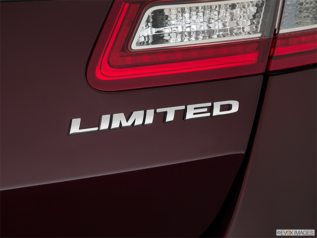 2018 Ford Taurus Limited's photo